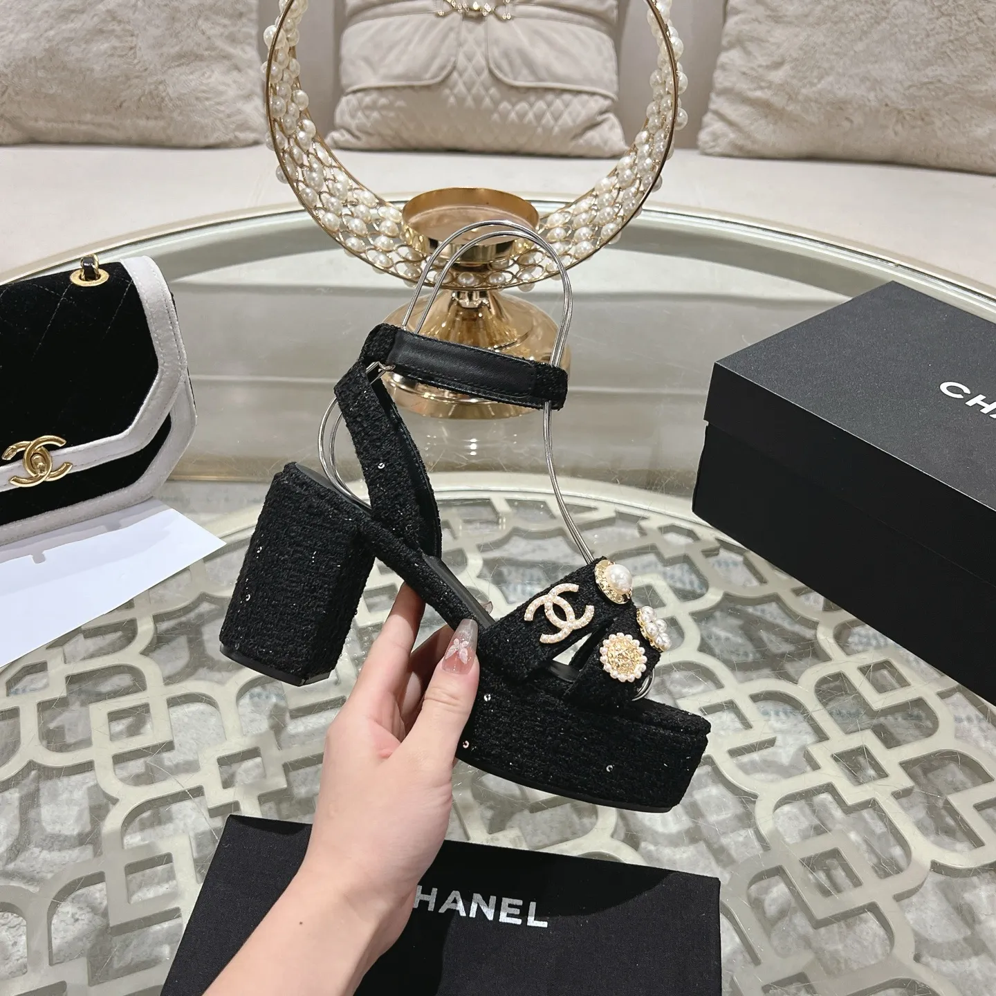 👟👟Ex-factory price 580👟👟 𝐂𝐇𝐀𝐍𝐄𝐋 | Xiaoxiang 25𝐬𝐬Spring and summer new products Counter classic catwalk models New series of high-heeled and waterproof platform sandals〰 A must-have in the fashion circle, the combination will interpret the meticulous, minimalist and classic elements that will never fade away It shows a unique dressing style that is too beautiful to say. A must-have for summer... Upper: Highly customized original specific fabrics. Lining: imported sheepskin lining. Outsole: original molded non-slip outsole. Heel height: 12cm. Waterproof platform: 2.5cm. Size: 35-39 (40.41.42 customization is not returnable)